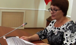 Прекрасная директор департамента соцполитики Омска перестала скрывать очки